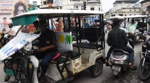 शहर में ई रिक्शे बन रहे जाम का कारण। शहर में ई रिक्शे बन रहे जाम का कारण।