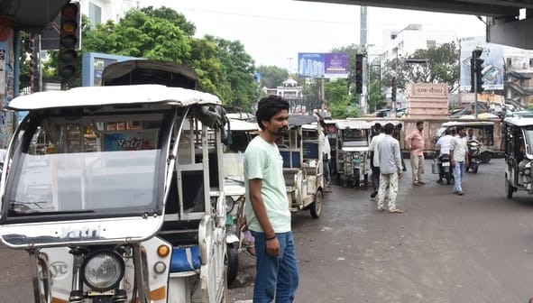 शहर में ई रिक्शे बन रहे जाम का कारण। शहर में ई रिक्शे बन रहे जाम का कारण।
