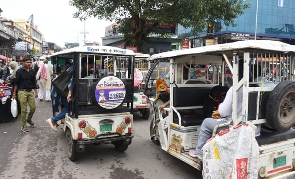 शहर में ई रिक्शे बन रहे जाम का कारण। शहर में ई रिक्शे बन रहे जाम का कारण।