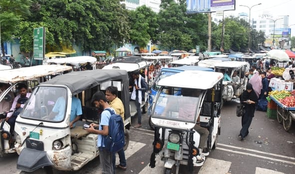 शहर में ई रिक्शे बन रहे जाम का कारण। शहर में ई रिक्शे बन रहे जाम का कारण।