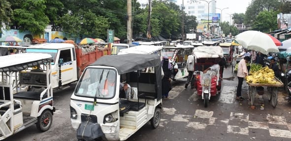 शहर में ई रिक्शे बन रहे जाम का कारण। शहर में ई रिक्शे बन रहे जाम का कारण।
