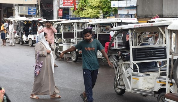 शहर में ई रिक्शे बन रहे जाम का कारण। शहर में ई रिक्शे बन रहे जाम का कारण।
