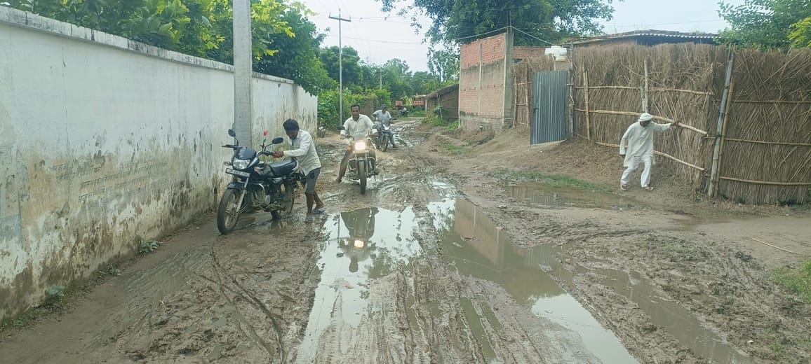 श्रवण क्षेत्र में तमसा नदी का जलस्तर बढ़ने से डूबीं सीढि़यां। श्रवण क्षेत्र में तमसा नदी का जलस्तर बढ़ने से डूबीं सीढि़यां।