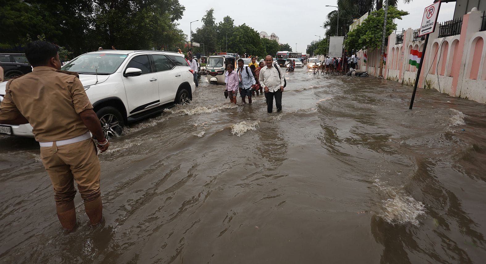 तेज बारिश से शहर में कई जगह हुआ जलभराव। तेज बारिश से शहर में कई जगह हुआ जलभराव।