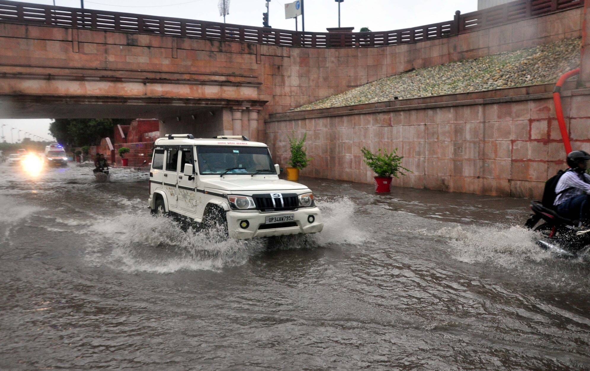 तेज बारिश से शहर में कई जगह हुआ जलभराव। तेज बारिश से शहर में कई जगह हुआ जलभराव।