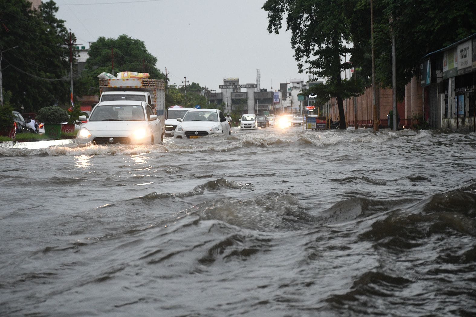 तेज बारिश से शहर में कई जगह हुआ जलभराव। तेज बारिश से शहर में कई जगह हुआ जलभराव।