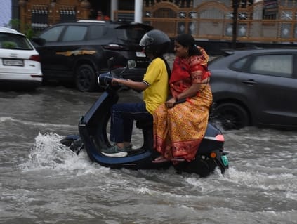 तेज बारिश से शहर में कई जगह हुआ जलभराव। तेज बारिश से शहर में कई जगह हुआ जलभराव।