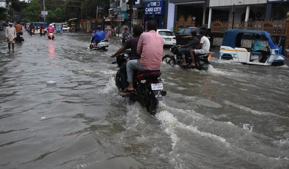 तेज बारिश से शहर में कई जगह हुआ जलभराव। तेज बारिश से शहर में कई जगह हुआ जलभराव।