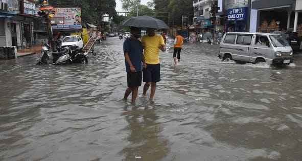 तेज बारिश से शहर में कई जगह हुआ जलभराव। तेज बारिश से शहर में कई जगह हुआ जलभराव।