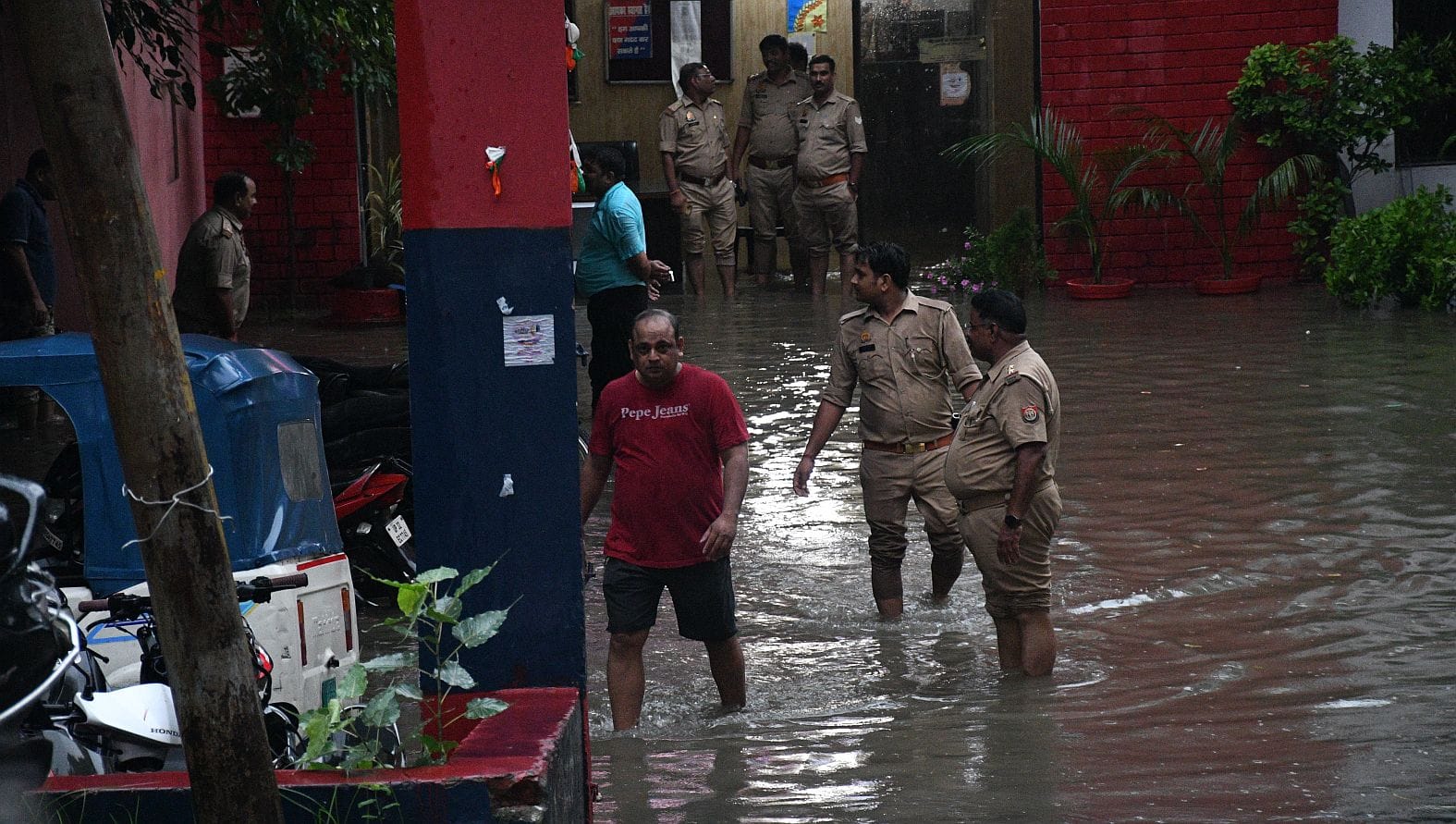 तेज बारिश से शहर में कई जगह हुआ जलभराव। तेज बारिश से शहर में कई जगह हुआ जलभराव।