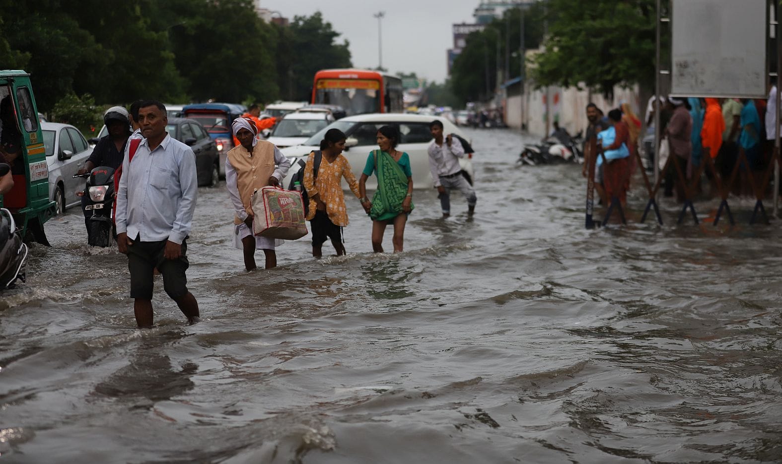 तेज बारिश से शहर में कई जगह हुआ जलभराव। तेज बारिश से शहर में कई जगह हुआ जलभराव।