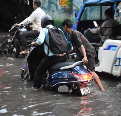 तेज बारिश से शहर में कई जगह हुआ जलभराव। तेज बारिश से शहर में कई जगह हुआ जलभराव।