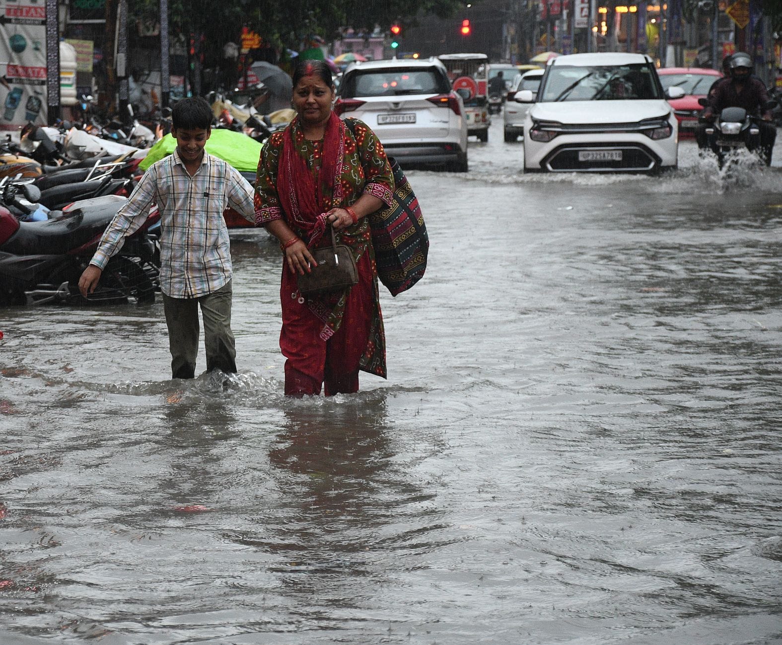 तेज बारिश से शहर में कई जगह हुआ जलभराव। तेज बारिश से शहर में कई जगह हुआ जलभराव।