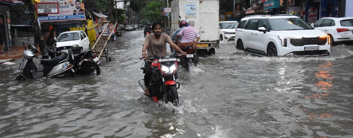 तेज बारिश से शहर में कई जगह हुआ जलभराव। तेज बारिश से शहर में कई जगह हुआ जलभराव।