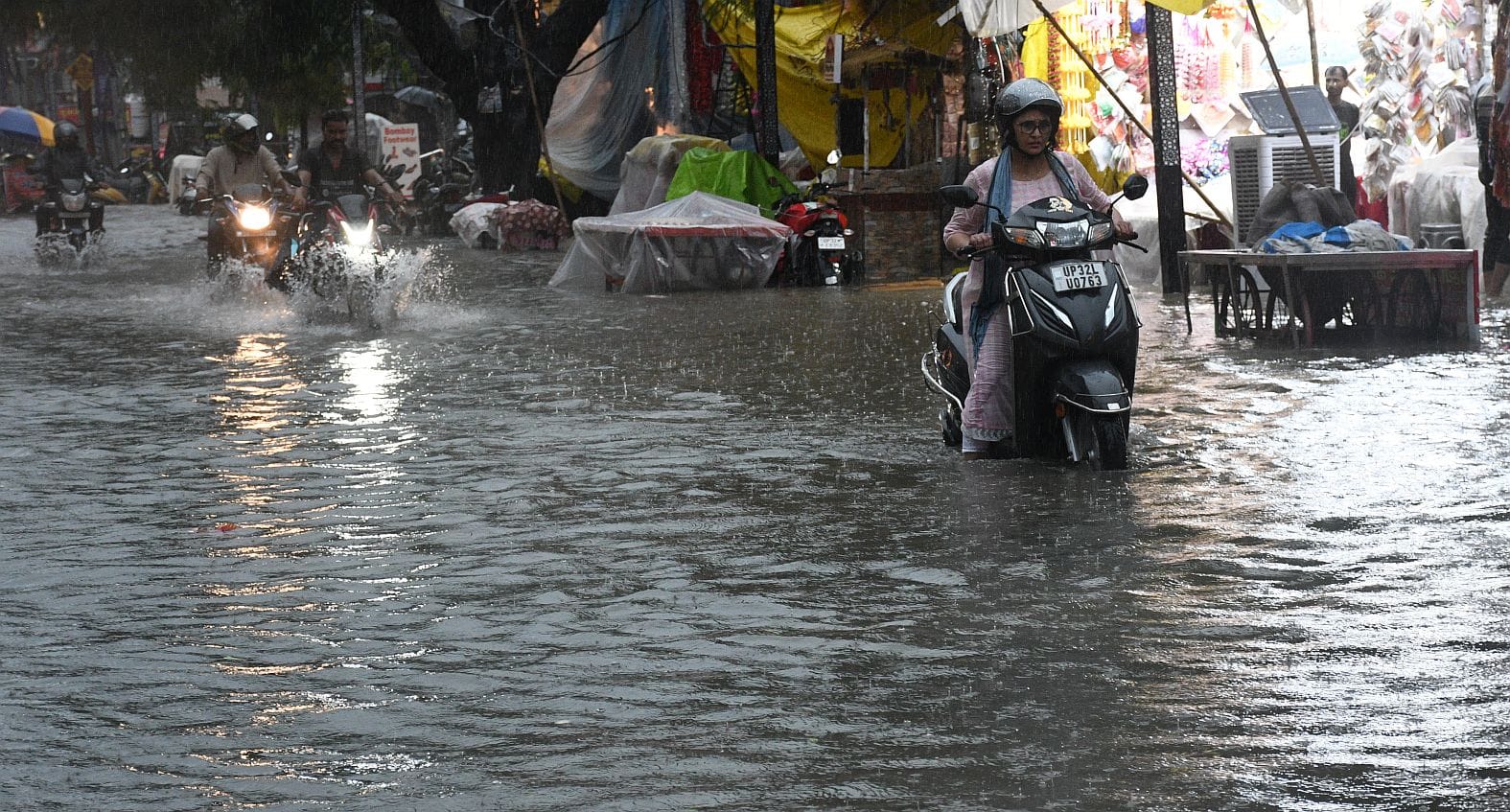 तेज बारिश से शहर में कई जगह हुआ जलभराव। तेज बारिश से शहर में कई जगह हुआ जलभराव।