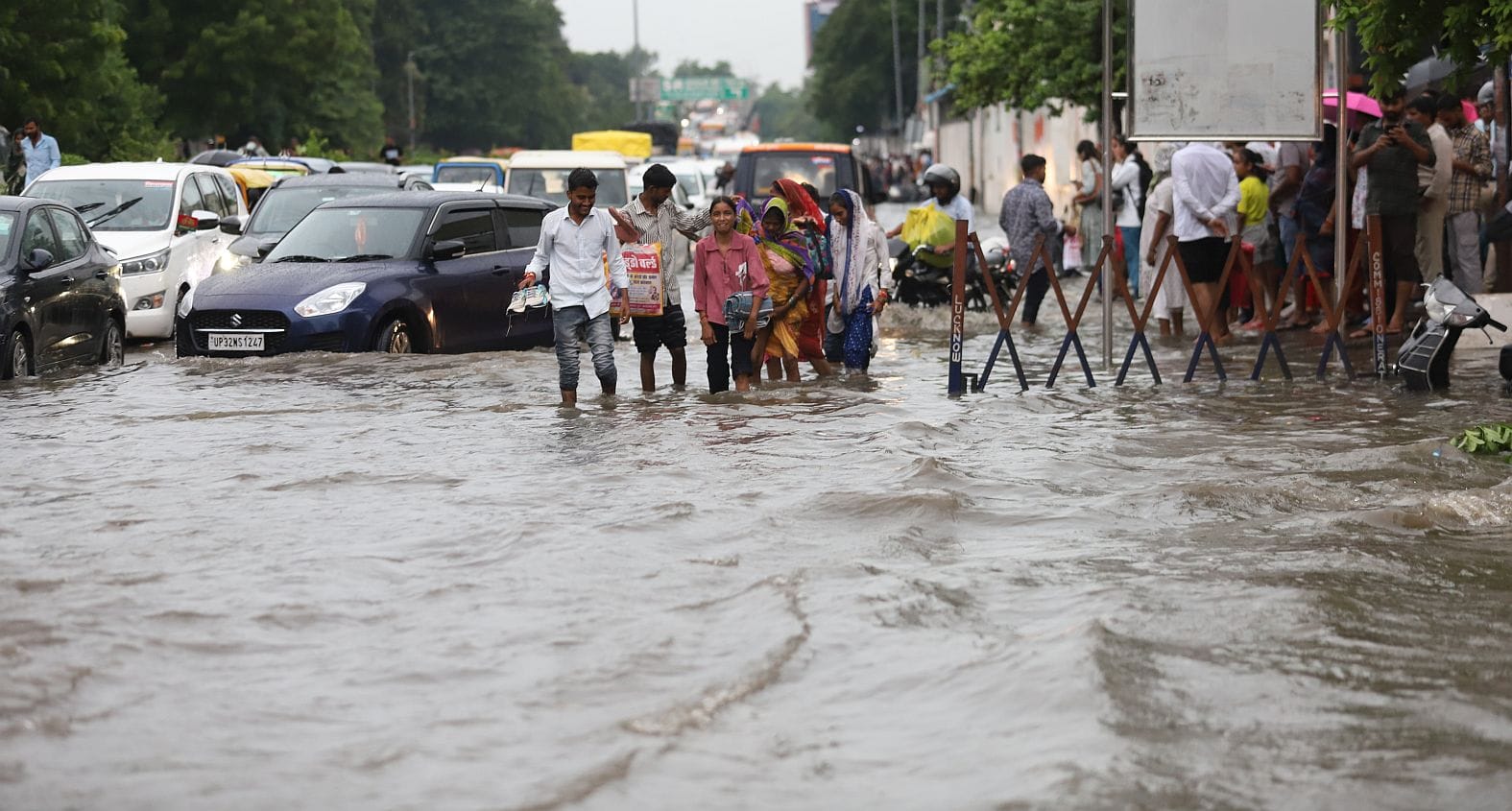 तेज बारिश से शहर में कई जगह हुआ जलभराव। तेज बारिश से शहर में कई जगह हुआ जलभराव।