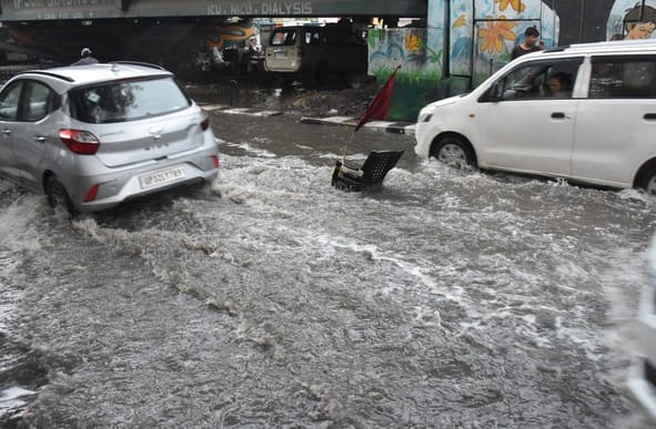 तेज बारिश से शहर में कई जगह हुआ जलभराव। तेज बारिश से शहर में कई जगह हुआ जलभराव।