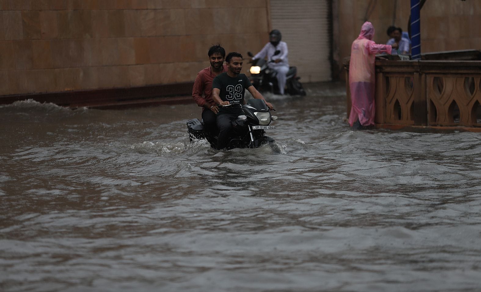 तेज बारिश से शहर में कई जगह हुआ जलभराव। तेज बारिश से शहर में कई जगह हुआ जलभराव।