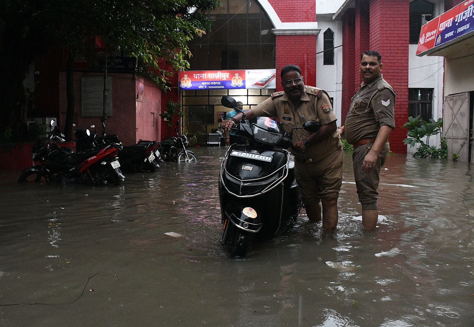 तेज बारिश से शहर में कई जगह हुआ जलभराव। तेज बारिश से शहर में कई जगह हुआ जलभराव।