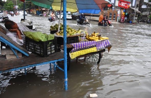 तेज बारिश से शहर में कई जगह हुआ जलभराव। तेज बारिश से शहर में कई जगह हुआ जलभराव।