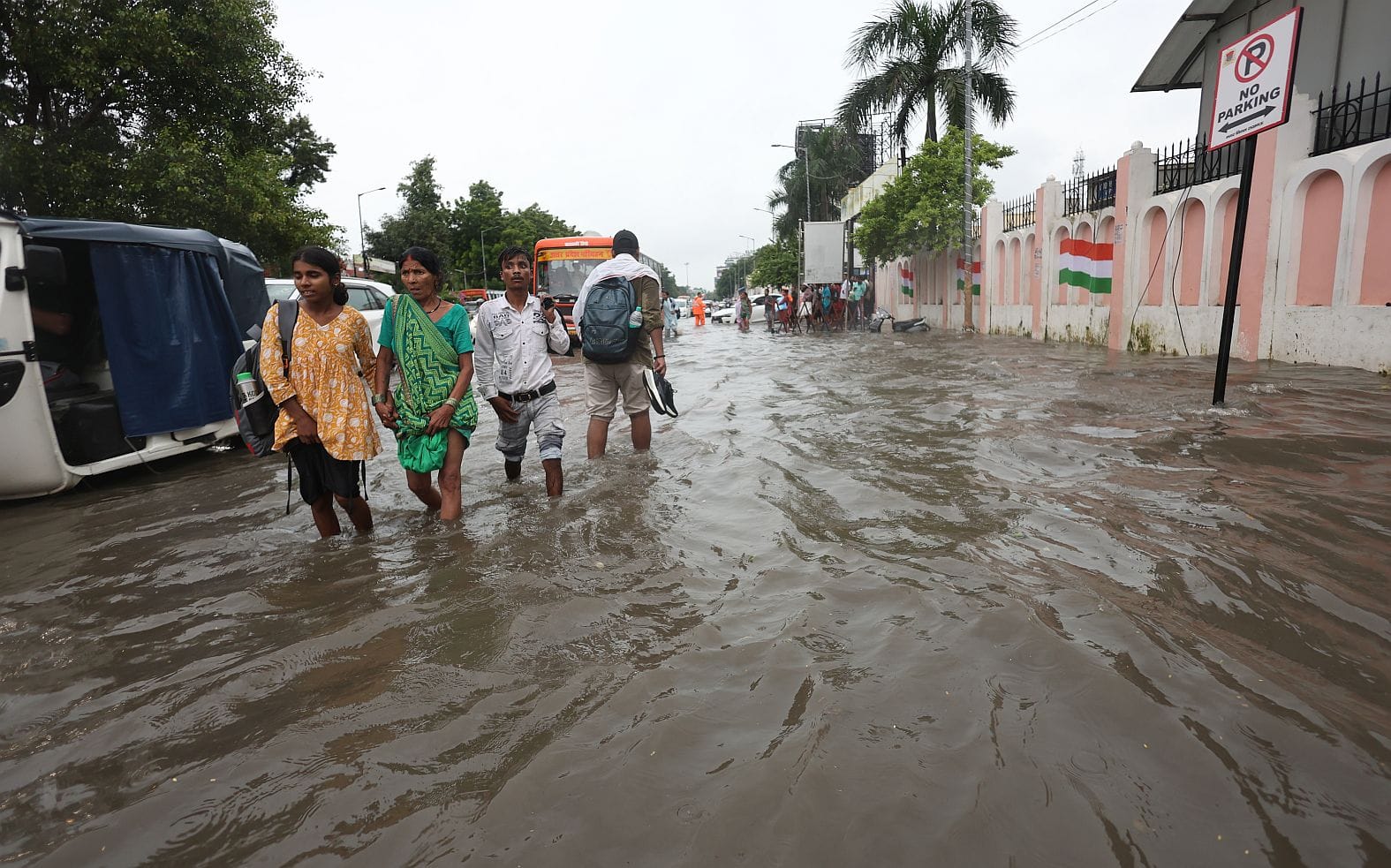 तेज बारिश से शहर में कई जगह हुआ जलभराव। तेज बारिश से शहर में कई जगह हुआ जलभराव।