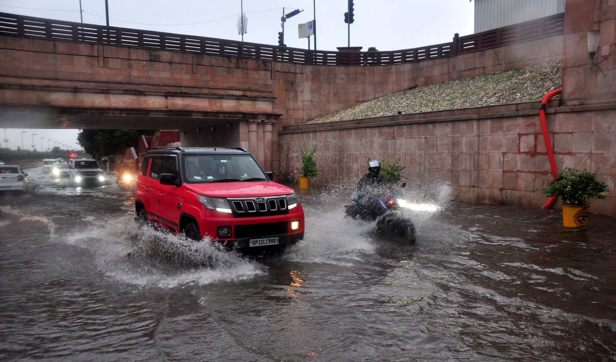 तेज बारिश से शहर में कई जगह हुआ जलभराव। तेज बारिश से शहर में कई जगह हुआ जलभराव।