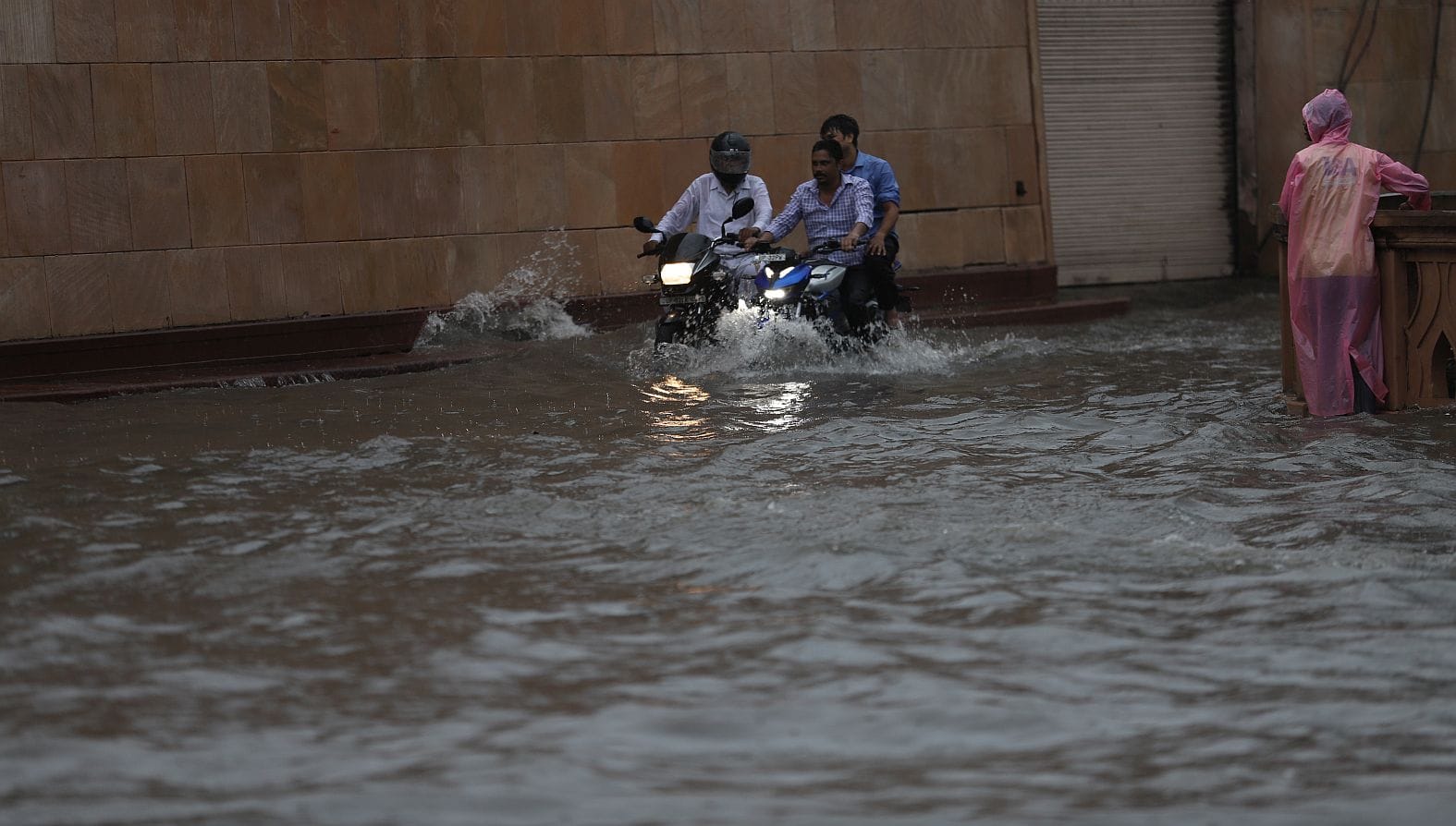 तेज बारिश से शहर में कई जगह हुआ जलभराव। तेज बारिश से शहर में कई जगह हुआ जलभराव।