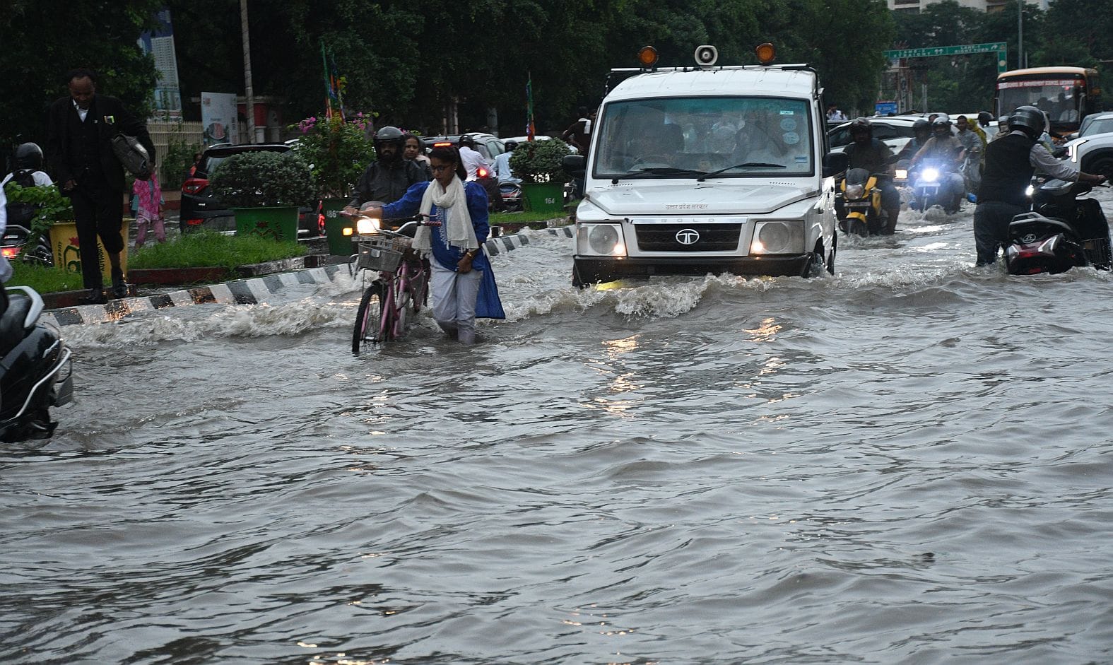 तेज बारिश से शहर में कई जगह हुआ जलभराव। तेज बारिश से शहर में कई जगह हुआ जलभराव।