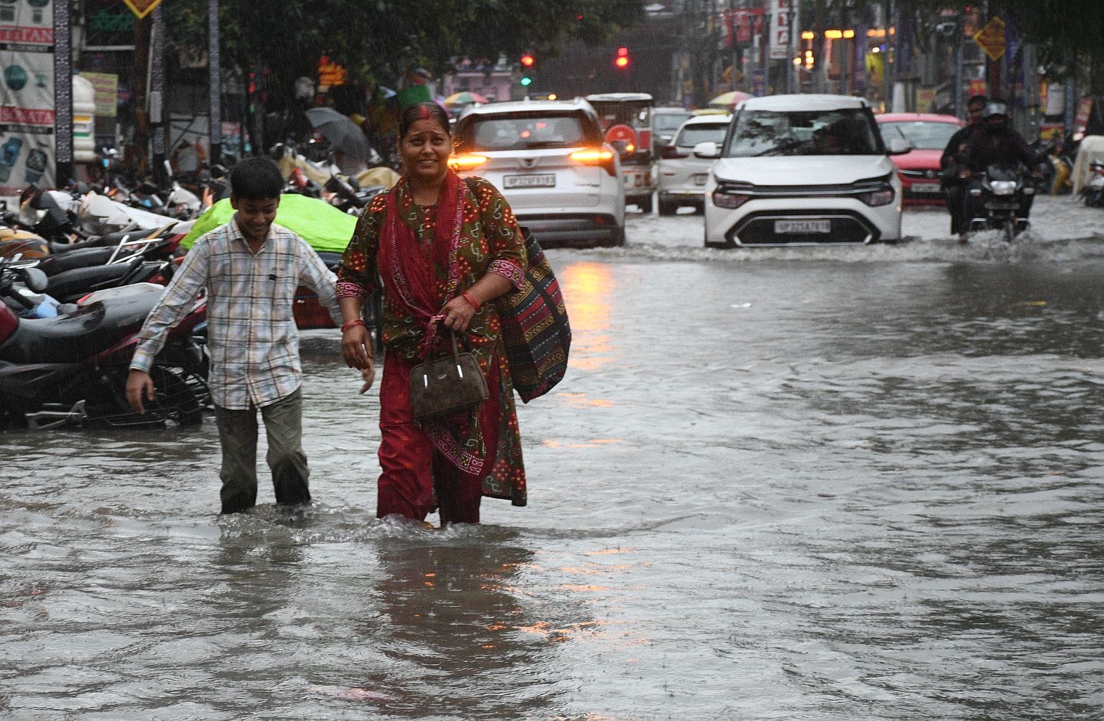 तेज बारिश से शहर में कई जगह हुआ जलभराव। तेज बारिश से शहर में कई जगह हुआ जलभराव।