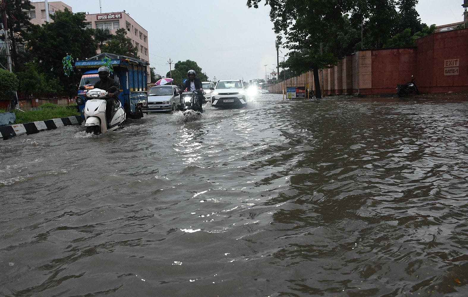 तेज बारिश से शहर में कई जगह हुआ जलभराव। तेज बारिश से शहर में कई जगह हुआ जलभराव।