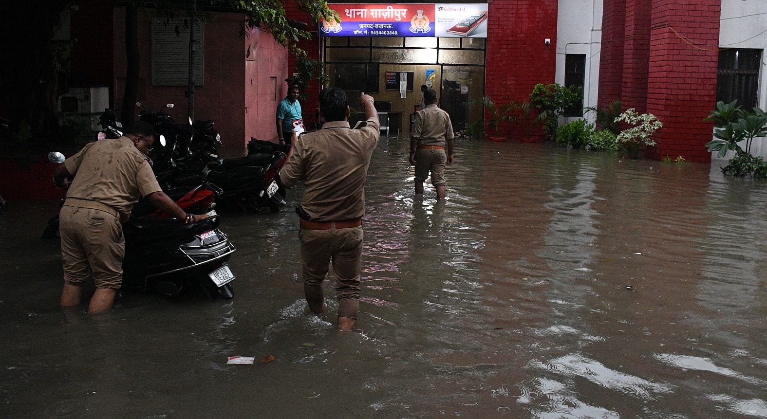 तेज बारिश से शहर में कई जगह हुआ जलभराव। तेज बारिश से शहर में कई जगह हुआ जलभराव।