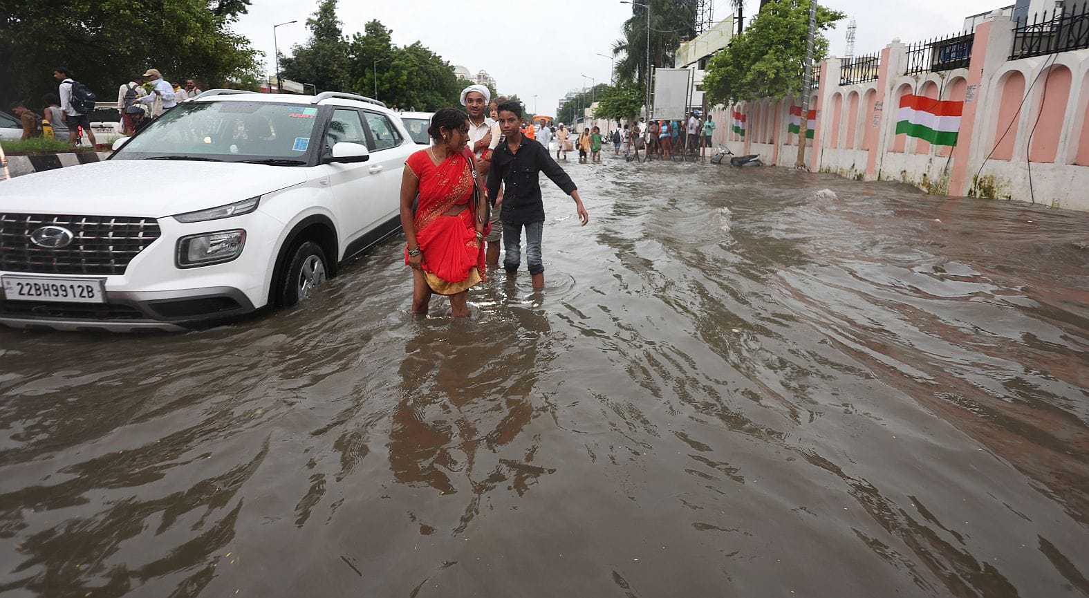 तेज बारिश से शहर में कई जगह हुआ जलभराव। तेज बारिश से शहर में कई जगह हुआ जलभराव।