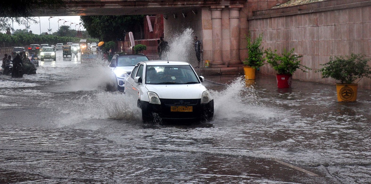 तेज बारिश से शहर में कई जगह हुआ जलभराव। तेज बारिश से शहर में कई जगह हुआ जलभराव।