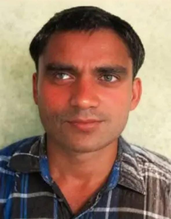 तेंदुए के हमले में जान गंवाने वाला युवक व मौके पर जांच करती टीम। तेंदुए के हमले में जान गंवाने वाला युवक व मौके पर जांच करती टीम।