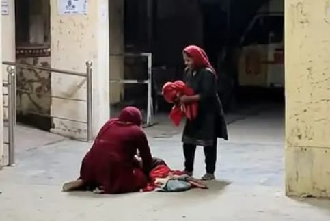 धौज पीएचसी के गेट पर लगा ताला बाहर ही हुआ प्रसव। स्रोत: वायरल वीडियो धौज पीएचसी के गेट पर लगा ताला बाहर ही हुआ प्रसव। स्रोत: वायरल वीडियो