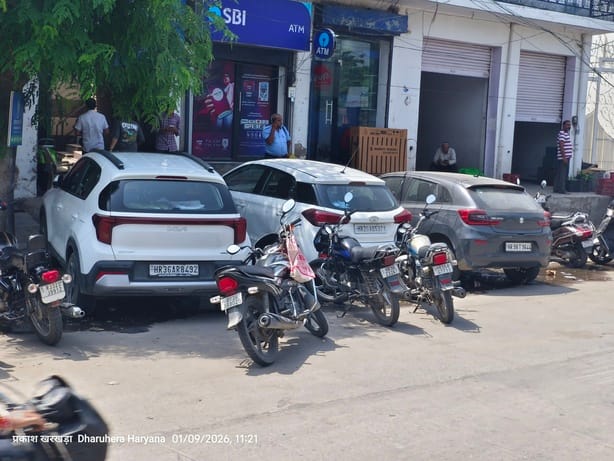 धारूहेड़ा में बैंक के सामने लगा वाहनों का जमावड़ा