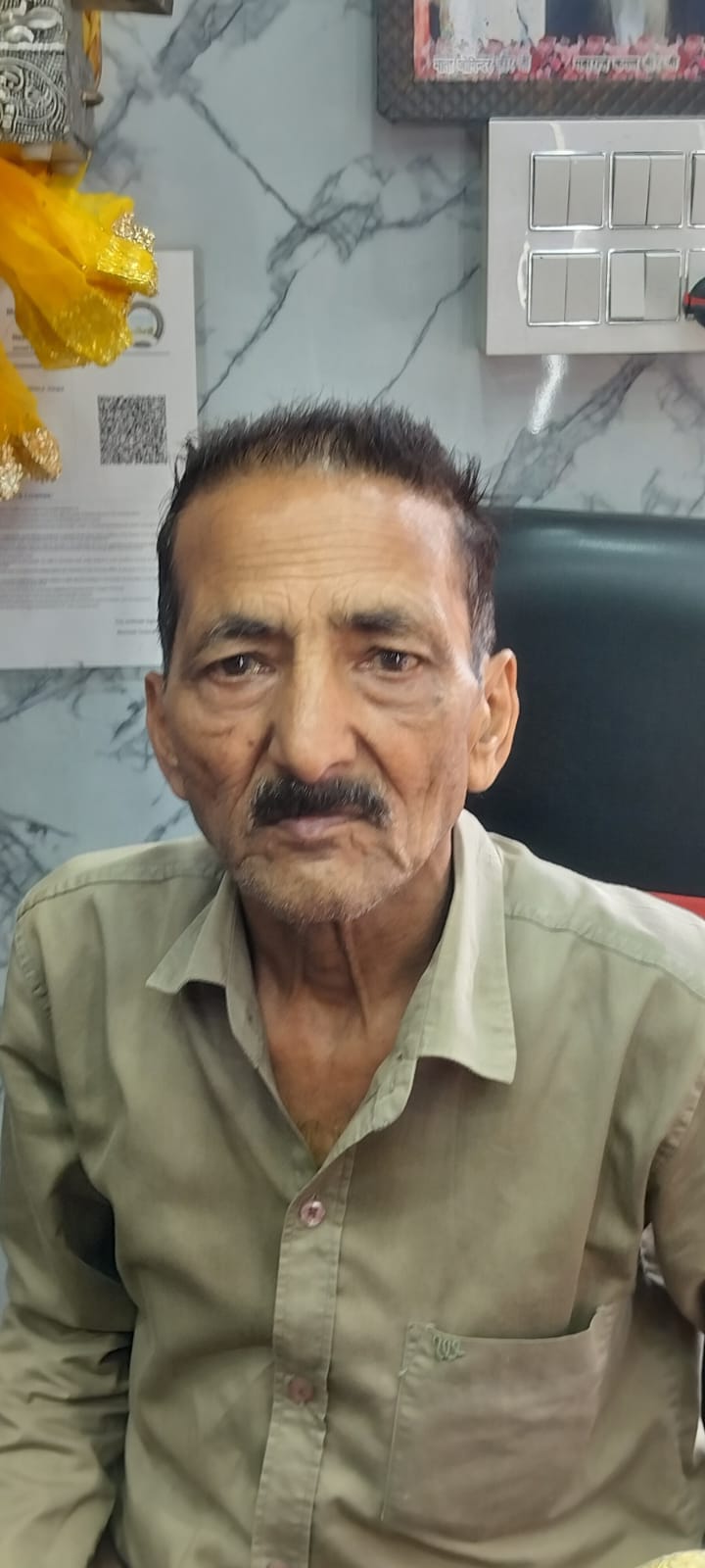 धर्मशाला के कचहरी अड्डा स्थित दुकान में जन्माष्टमी के लिए सामान खरीदते हुए महिला। अमर उजाला