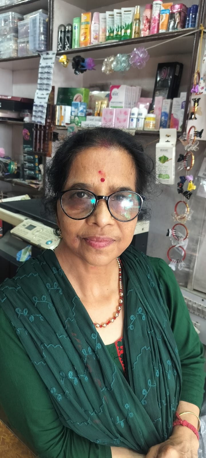 धर्मशाला के कचहरी अड्डा स्थित दुकान में जन्माष्टमी के लिए सामान खरीदते हुए महिला। अमर उजाला