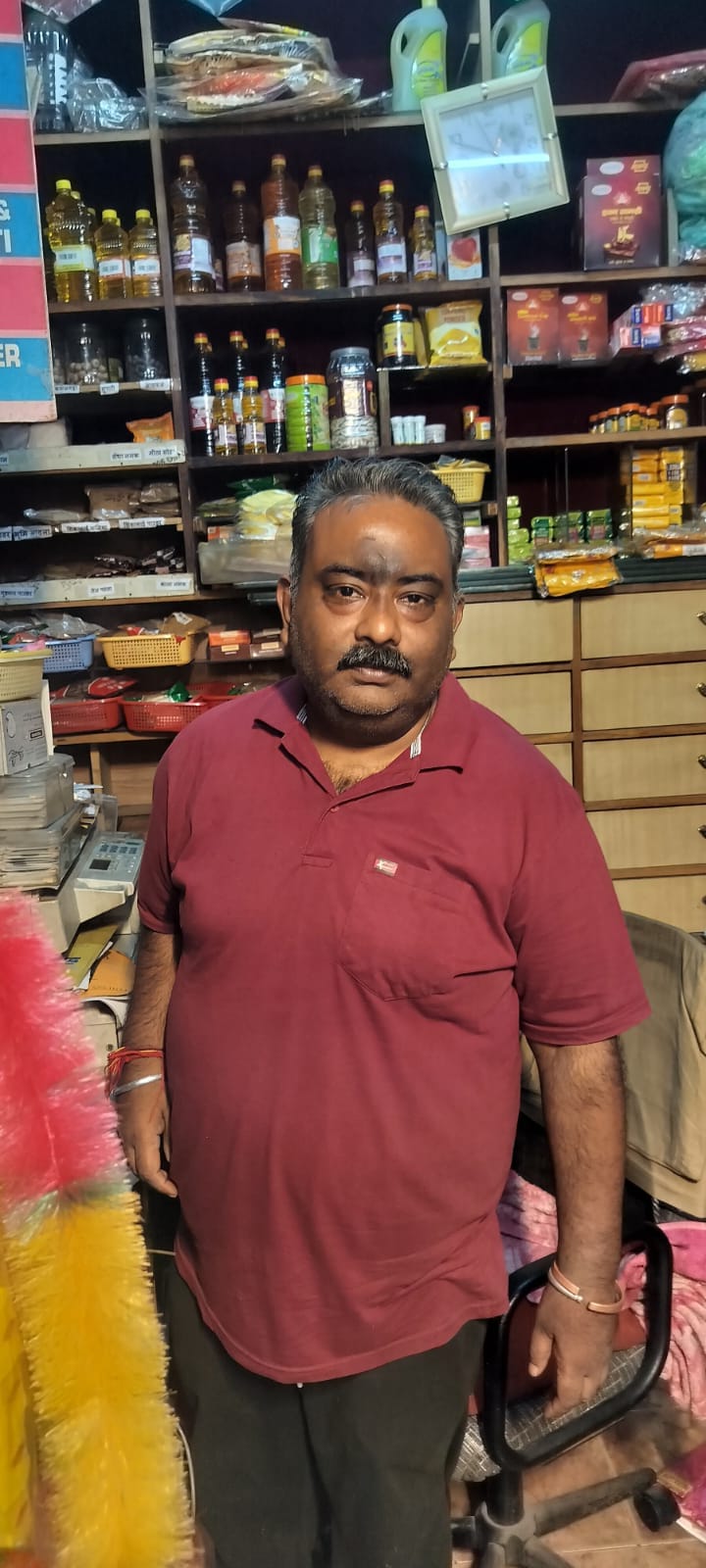 धर्मशाला के कचहरी अड्डा स्थित दुकान में जन्माष्टमी के लिए सामान खरीदते हुए महिला। अमर उजाला