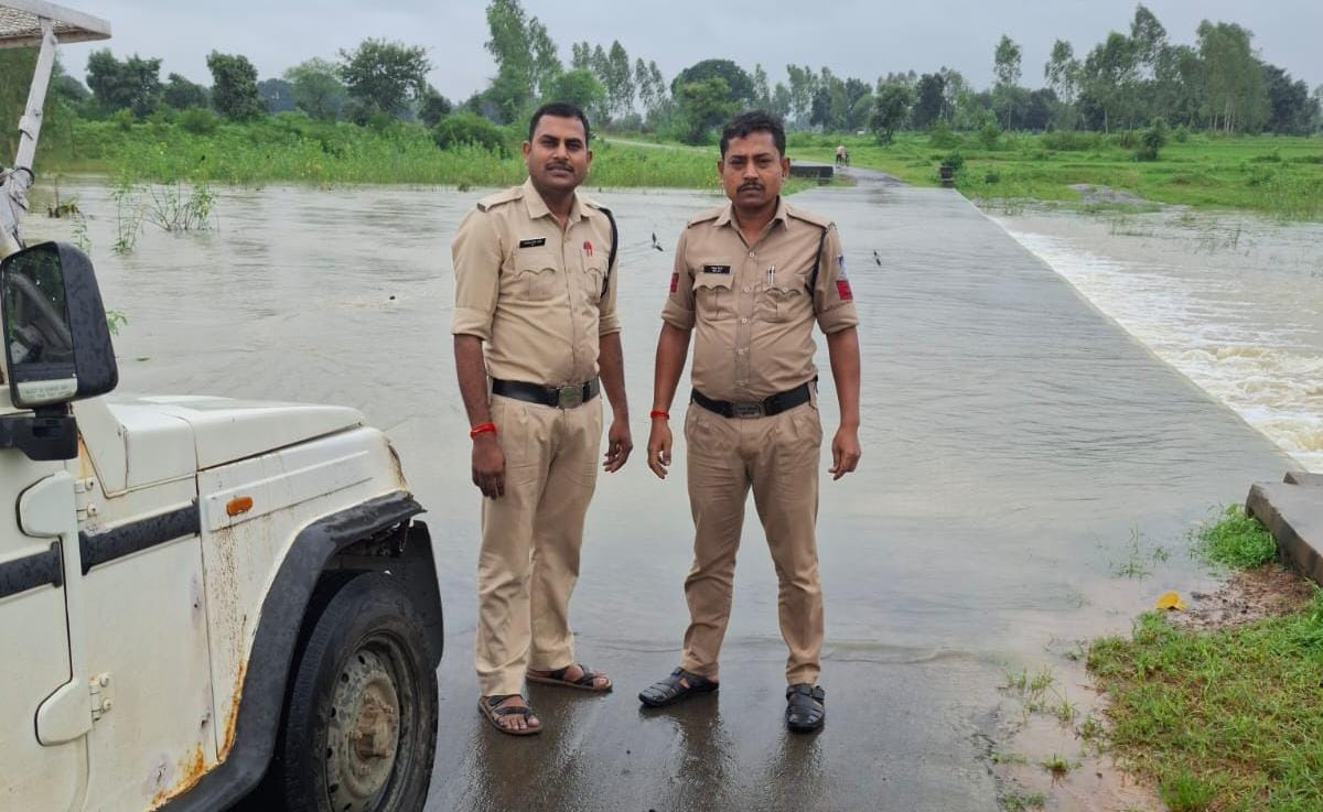 उफनता नाला।
