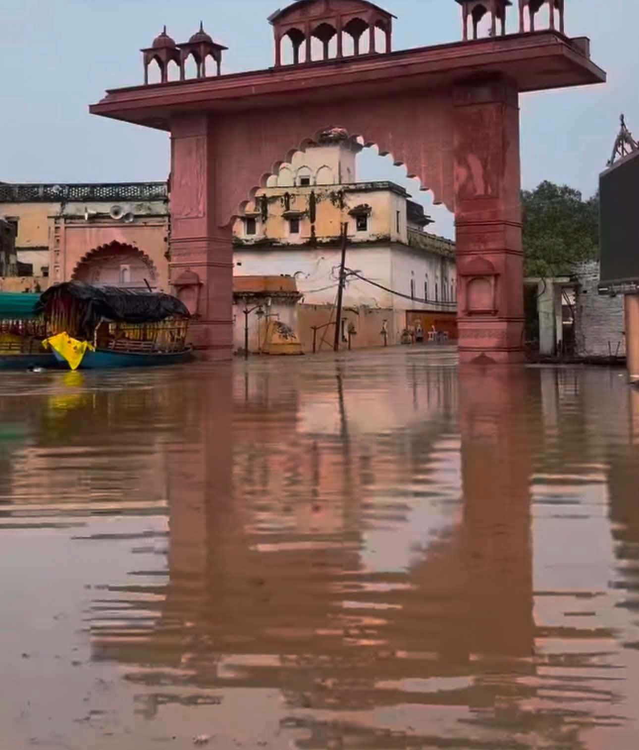 03 सीकेटीपी-10-रामघाट के पास स्थित दुकान की सफाई करता युवक। संवाद 03 सीकेटीपी-10-रामघाट के पास स्थित दुकान की सफाई करता युवक। संवाद