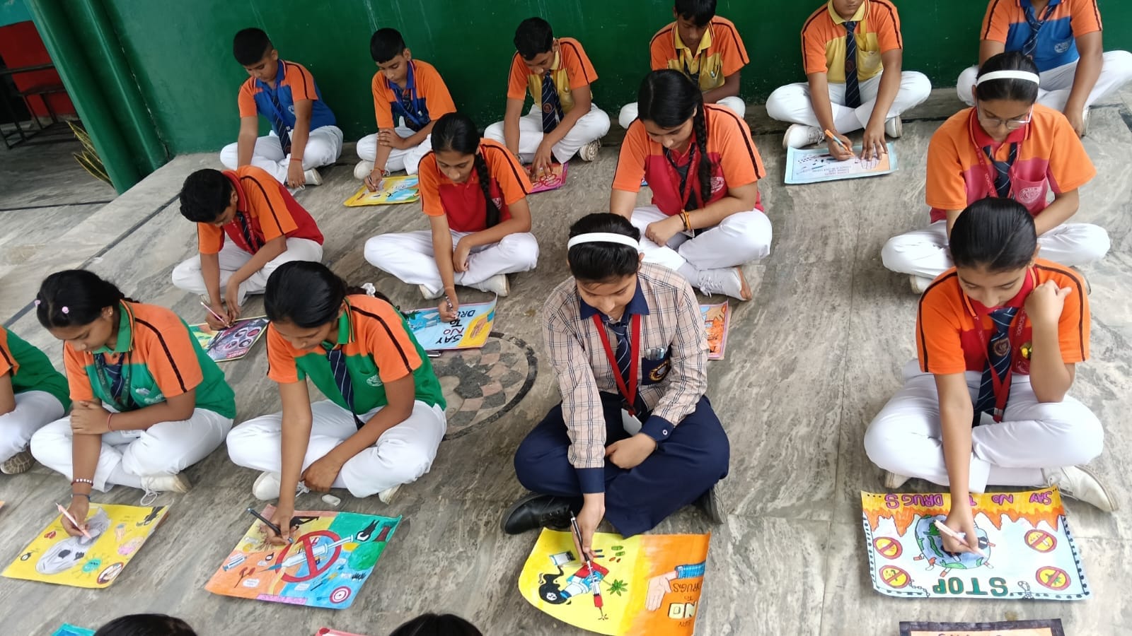 03jjrp28- किड्स शैसव स्कूल में पेंटिंग बनाते विद्यार्थी। संवाद 03jjrp28- किड्स शैसव स्कूल में पेंटिंग बनाते विद्यार्थी। संवाद