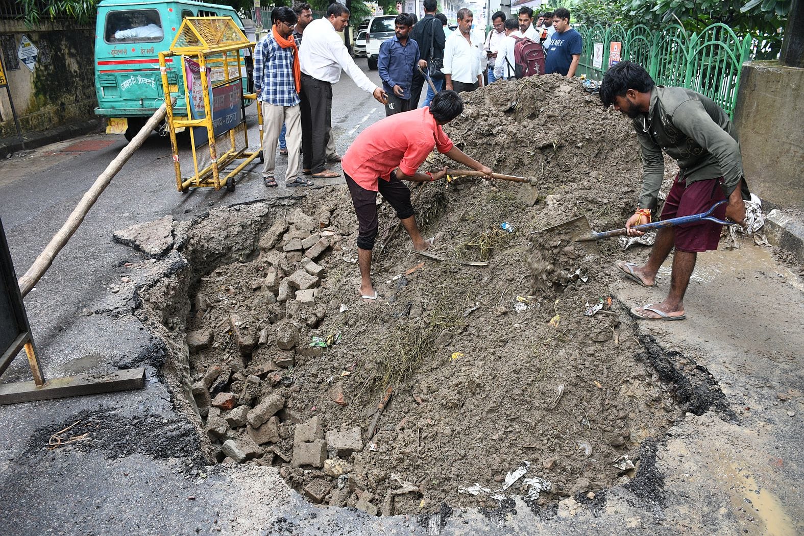 आईटी चौराहे के पास सड़क पर हुए गड्ढे को भरा गया। आईटी चौराहे के पास सड़क पर हुए गड्ढे को भरा गया।