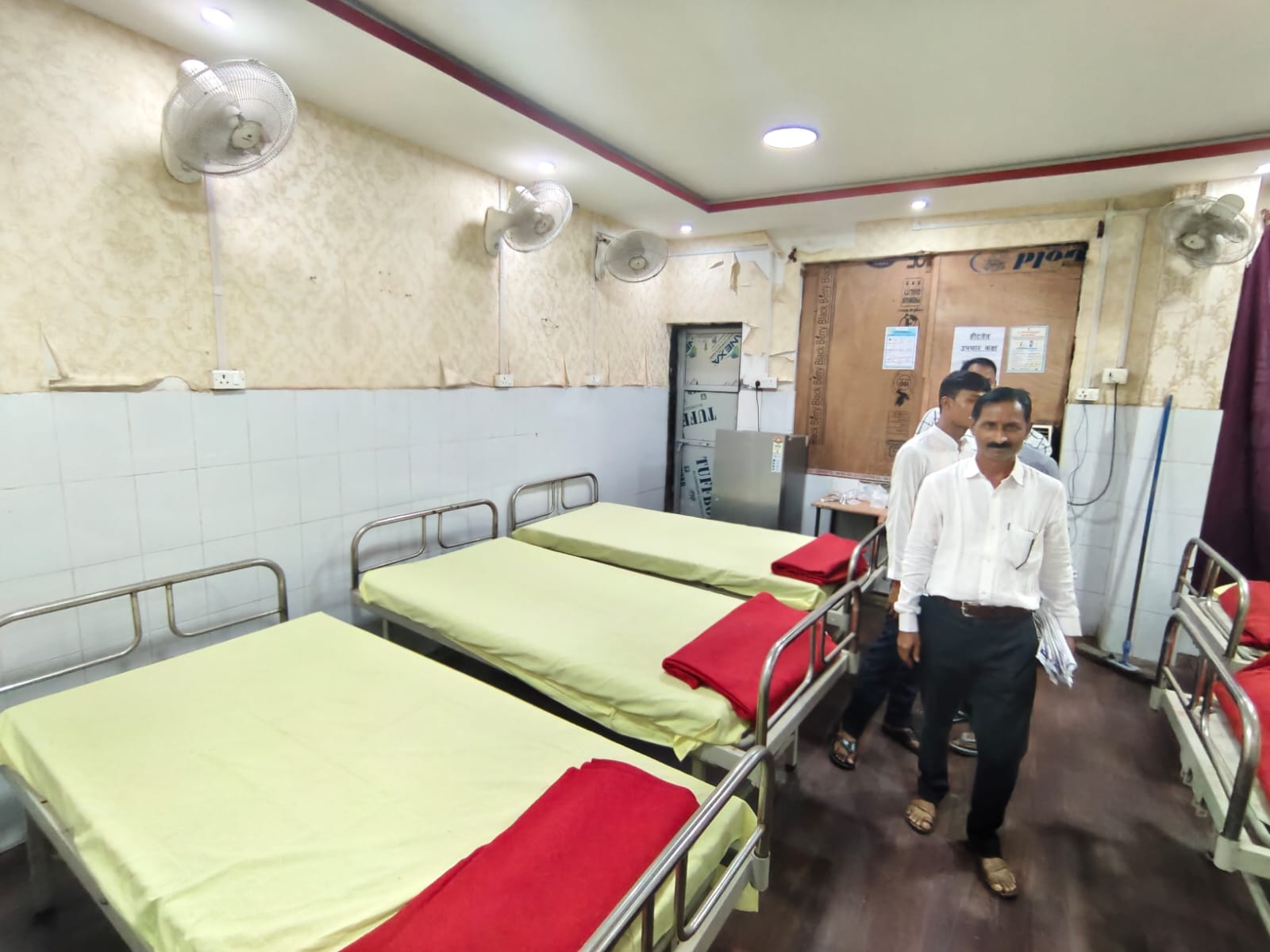 आइसोलेशन वार्ड में बने बेड आइसोलेशन वार्ड में बने बेड