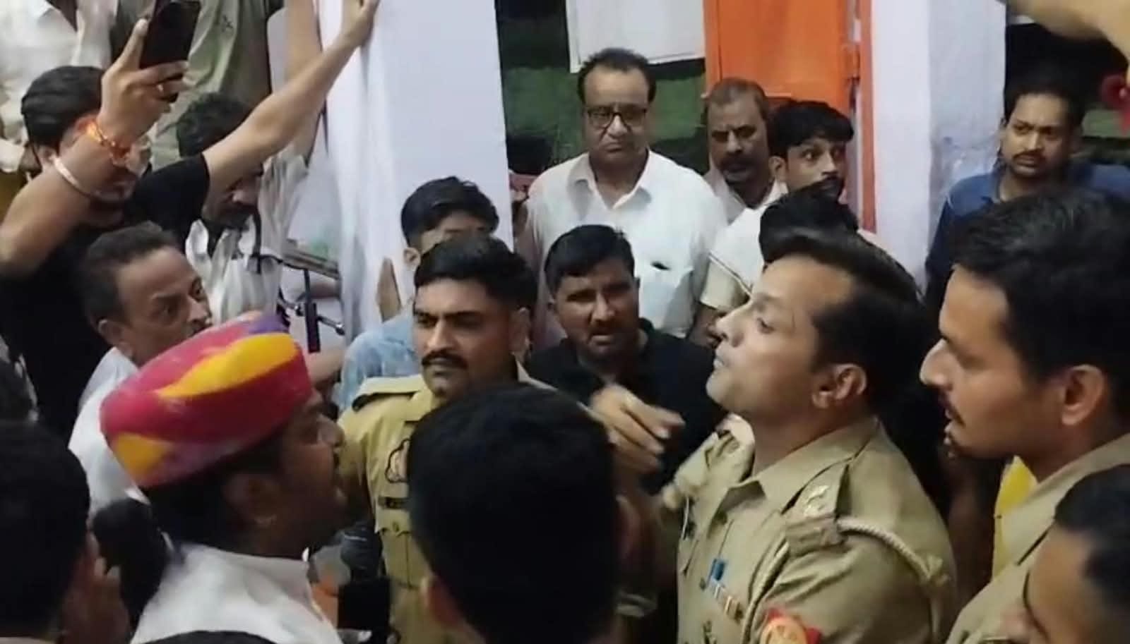 अग्रवाल समाज ने घेरा थाना। अग्रवाल समाज ने घेरा थाना।