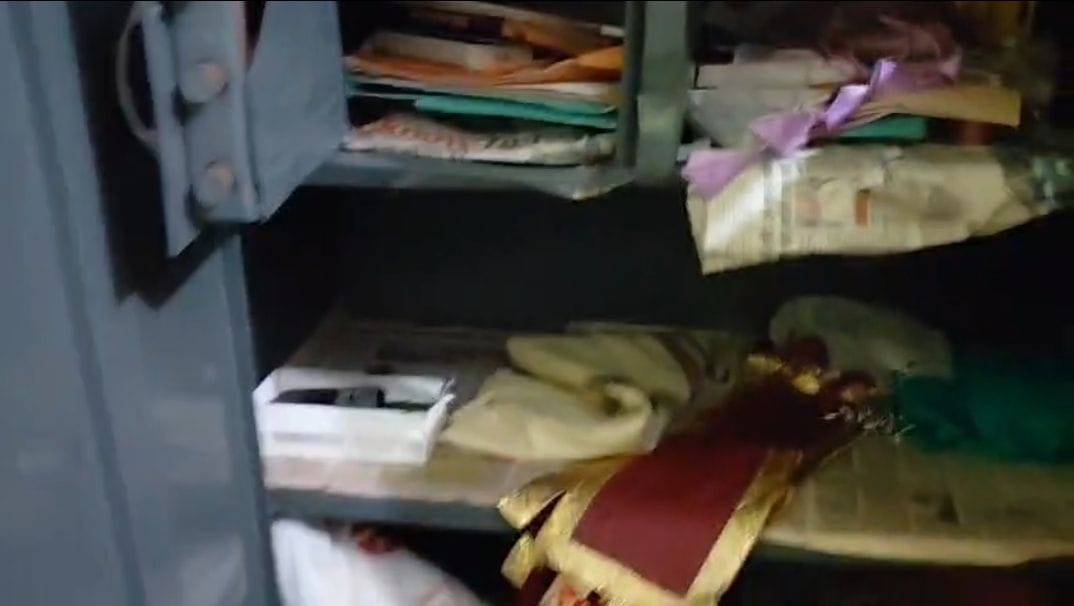 अलमारी के टूटे लॉकर और घर में बिखरा पड़ा सामान। 