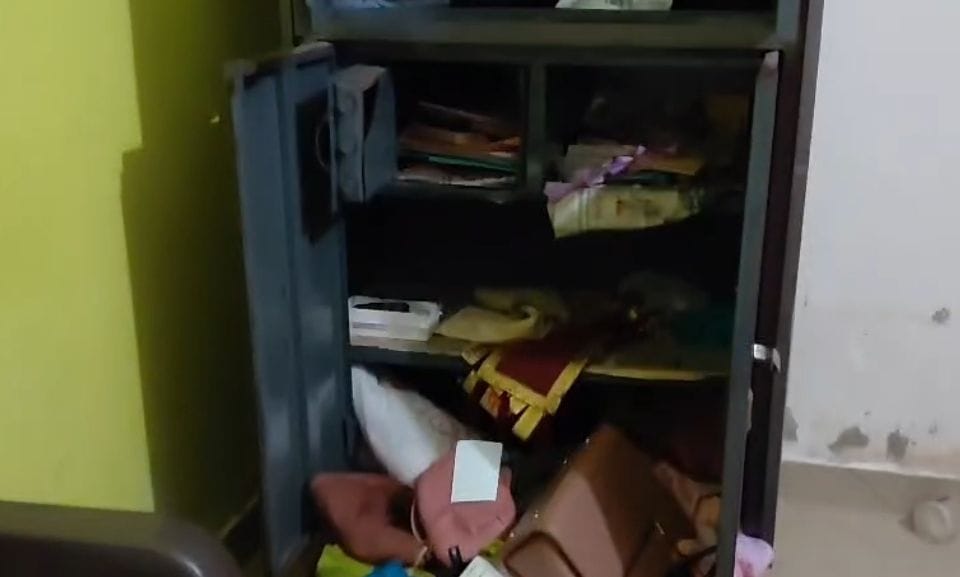 अलमारी के टूटे लॉकर और घर में बिखरा पड़ा सामान। 