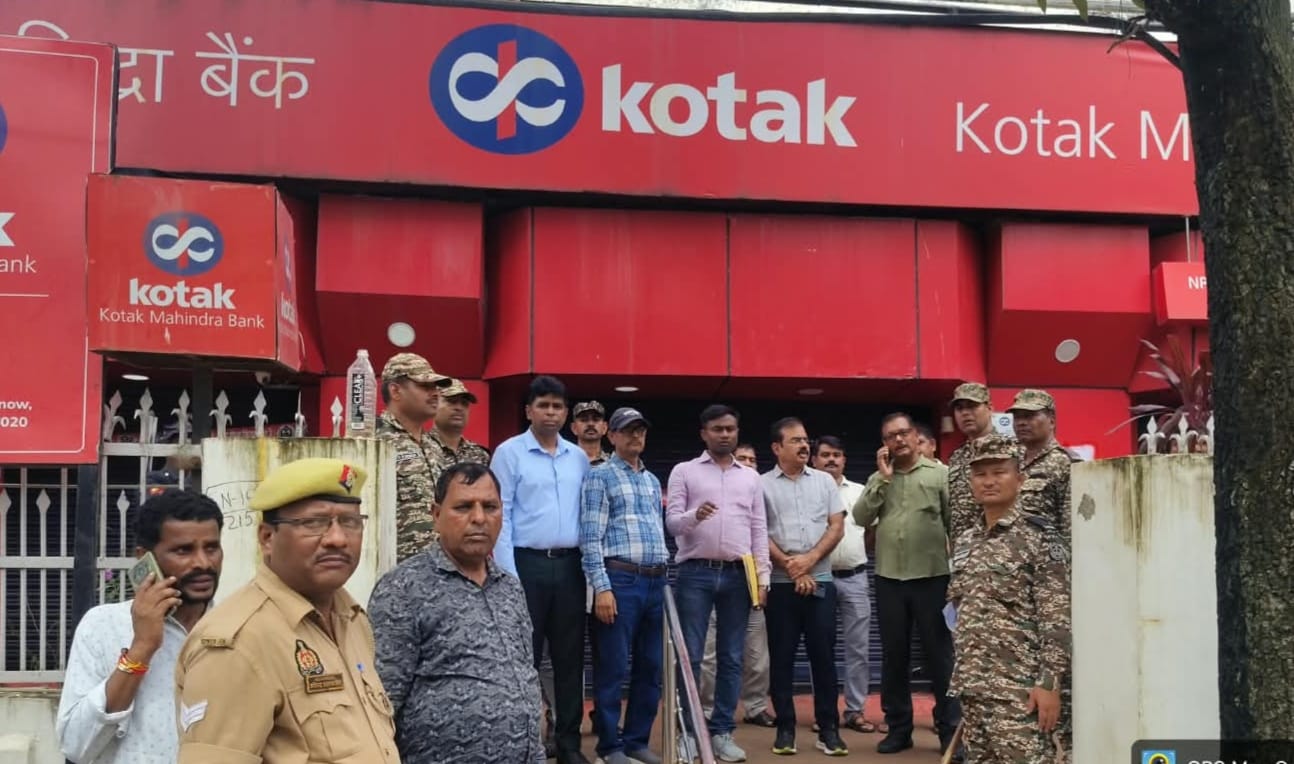 बिल्डिंग सील करती एलडीए की टीम।