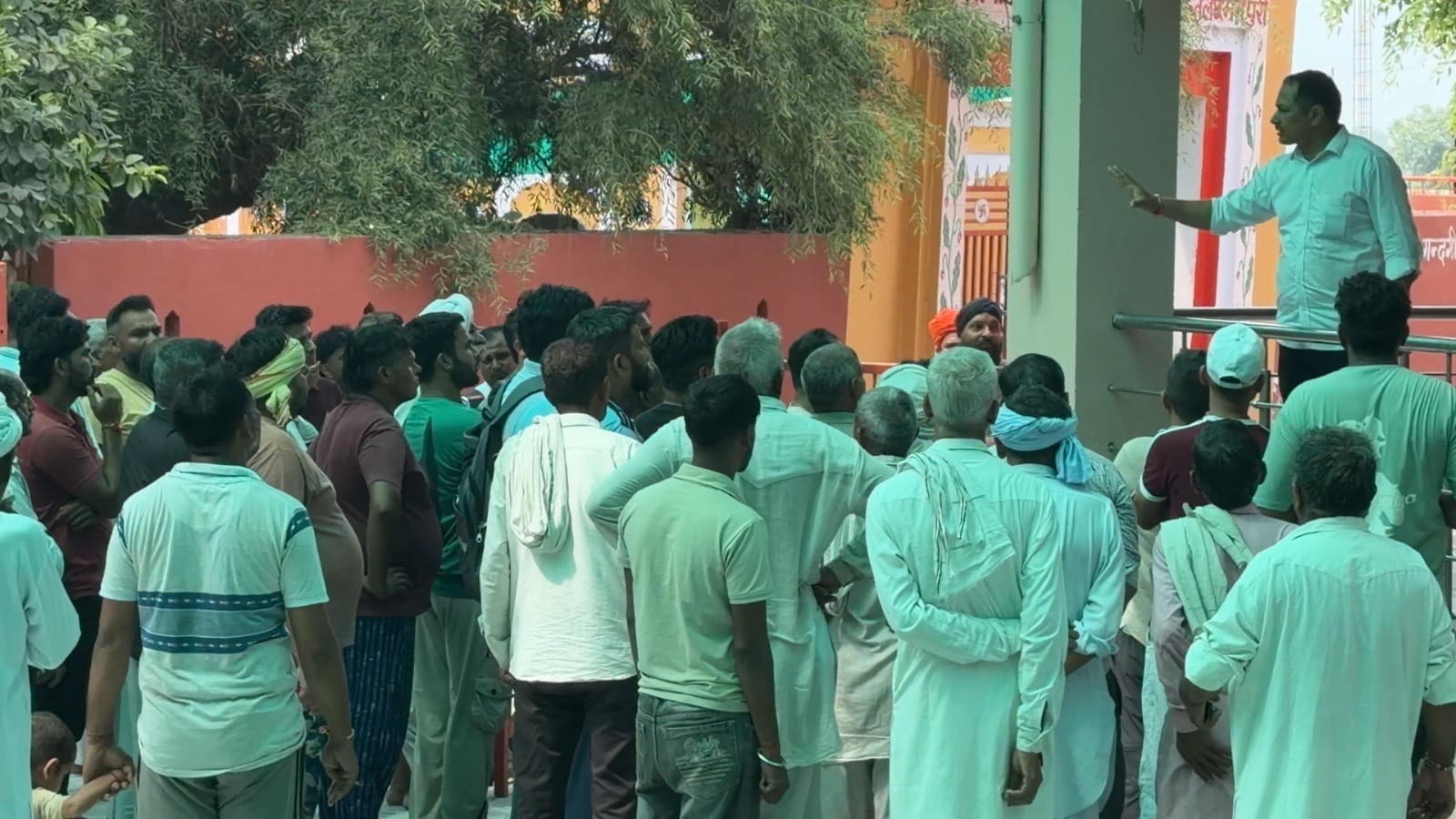 बाबा लदाना डेरा स्थित घटना स्थल पर अनुयायी व पुलिस कर्मचारी। संवाद