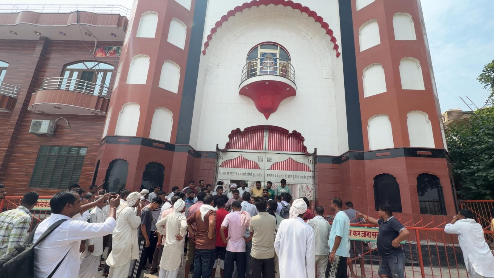 बाबा लदाना डेरा स्थित घटना स्थल पर अनुयायी व पुलिस कर्मचारी। संवाद